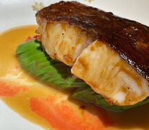 Черная треска, авокадо, томаты