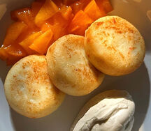 Сырники с хурмой и домашней сметаной