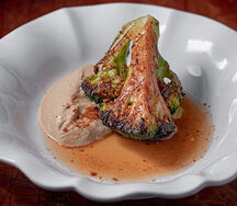 Брокколи гриль с ореховым соусом