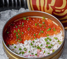 Салат Phantom с крабом, красной икрой и ромейном