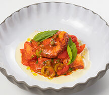 Осьминог, томаты, соус тахини