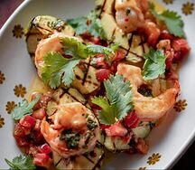 Жареные креветки с авокадо и имбирным соусом