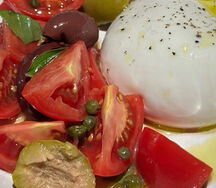 Буррата с томатами