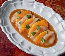 Морской гребешок, хурма, имбирный соус, базилик