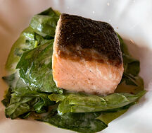 Лосось со шпинатом и соусом берблан