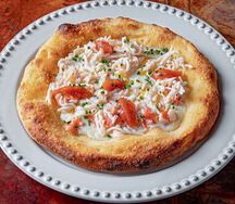 Лепёшка с крабом, томатным джемом и страчателлой