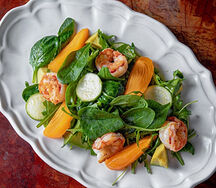 Салат с креветками, хурмой и авокадо