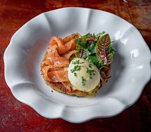 Картофельный драник, яйца Бенедикт, лосось