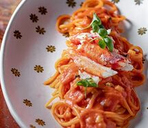 Спагетти с крабом и томатами