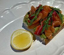 Тост с лососем и авокадо