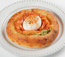 Лепешка с лососем и яйцом пашот