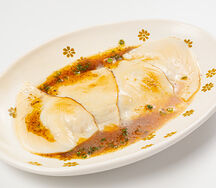 Татаки из масляной рыбы, огурец, трюфельный соус