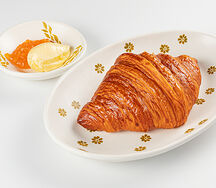 Круассан с маслом и апельсиновым джемом