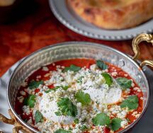 Шакшука с яйцом пашот и лепешкой из печи