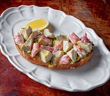 Тост с крабом и кремом из авокадо