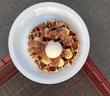 Вафля с бананом, беконом и кленовым сиропом