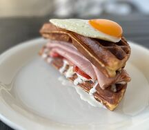 Вафля с ветчиной и сыром страчателла