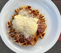 Вафля с беконом и яйцами пашот