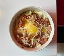 Овсяная каша с яйцом пашот и грудинкой