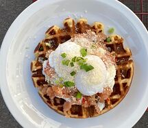 Вафля с тартаром из лосося и яйцами пашот