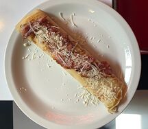 Блинчики с болтуньей, соусом айоли и грудинкой