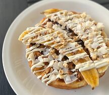 Вафля с карамельным бананом и ягодным джемом