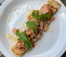 Блинчики с болтуньей, томатной сальсой и тартаром из лосося