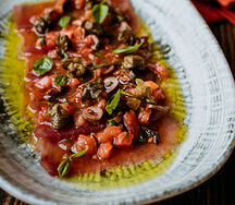 Карпаччо тунец с соусом путтанеска