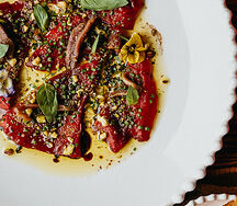 Запеченный в печи маринованный перец с анчоусами и чипсами из корня сельдерея