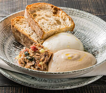 Буррата с консервированным тунцом и поджаренным хлебом