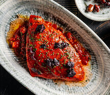 Запеченное филе дорадо, таджасские оливки и соус путанеска