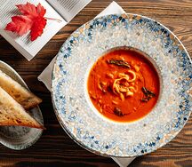Томатный суп с кальмаром