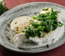 Белковый омлет со шпинатом и эспумой из пармезана