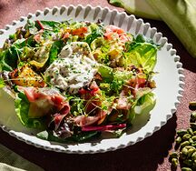 Зеленый салат с хурмой, бурратой и копченой утиной грудкой