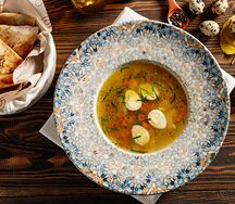 Куриный суп с орикьетте и перепелиным яйцом