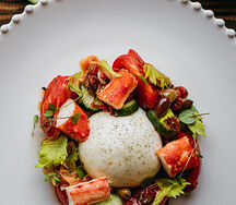 Краб, томаты, огурцы и буррата