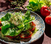 Капрезе с бурратой, соусом песто и фисташками