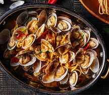 Домашние спагетти с вонголе, боттаргой и петрушкой