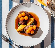 Филе миньон с медовой тыквой в специях и соусе демиглас