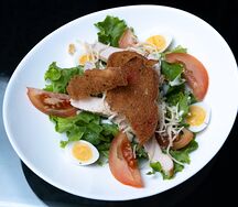 Салат Цезарь с курицей