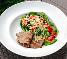 Тёплый салат с мраморным беконом