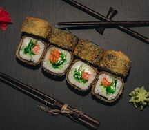 Горячий ролл с лососем и чукой