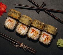 Горячий ролл с курицей и томатом