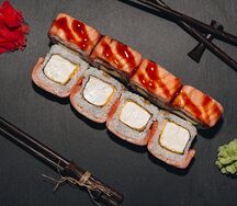 Ролл запеченный с лососем и сыром чеддер