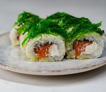 Ролл с чукой и форелью