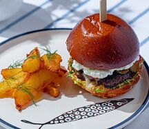 Бургер с мраморной говядиной и дзадзики