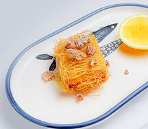 Жареный халуми, мёд, кунжут