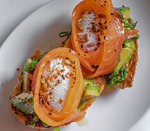 Авокадо-тост с яйцом пашот и лососем