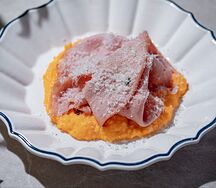 Скрембл с мортаделлой и пармезаном