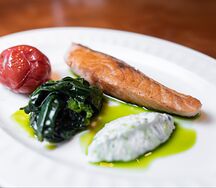 Лосось, шпинат, дзадзыки